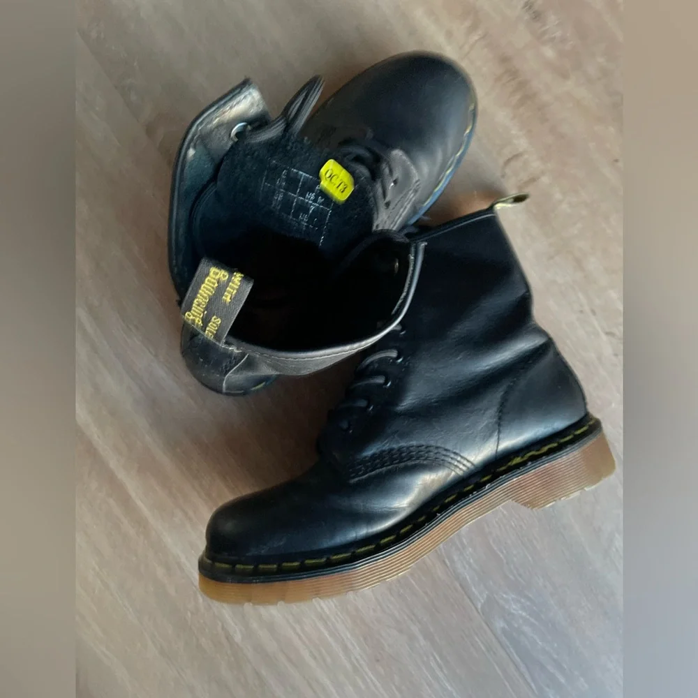 Dr. Martens βthe originalβ Womenβs Combat Boots size 7 - Picture 10 of 15